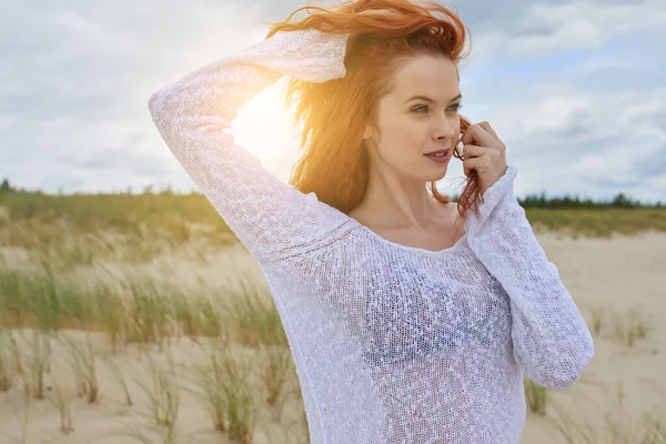 Gyönyörű Vörös Hajú Strandon Mosolyogva — Stock Fotó