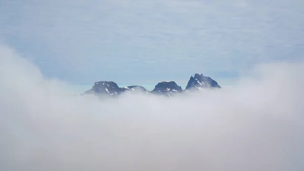 Szczyty Gór Ponad Chmurami — Zdjęcie stockowe