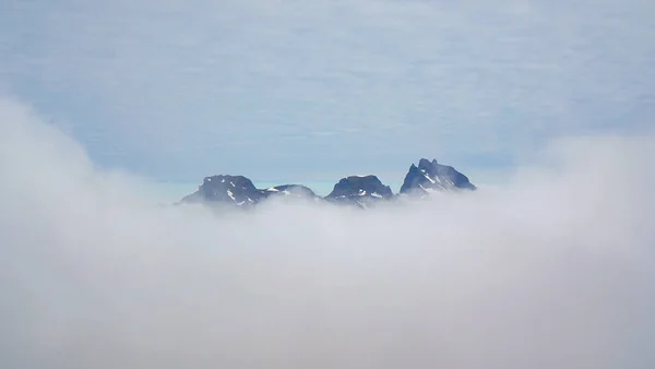 Toppar Bergen Ovanför Molnen — Stockfoto