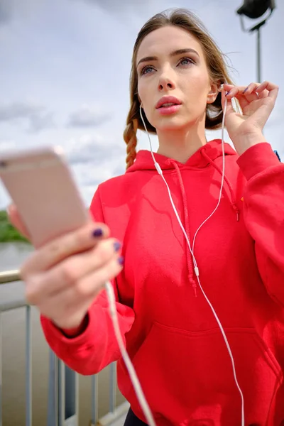 Chica Deportiva Las Calles Ciudad Con Teléfono — Foto de Stock