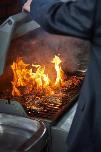 Leckeres Grillfleisch Über Den Kohlen Auf Dem Grill — Stockfoto