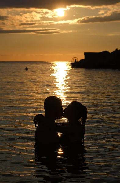 愛カップル接吻ロマンチックなシーンシルエットで日没 — ストック写真