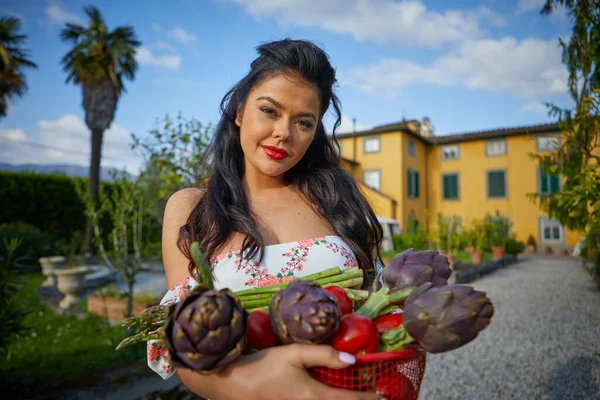Женщина Держит Корзину Овощами Открытом Воздухе Своем Саду Итальянский Стиль — стоковое фото