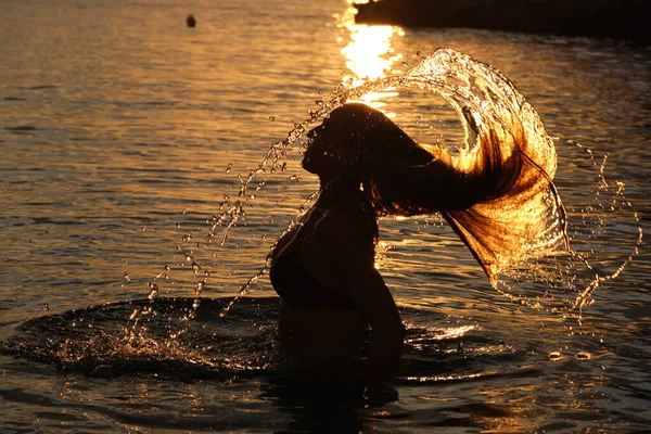 Mujer Sobre Fondo Agua Tiempo Vacaciones — Foto de Stock