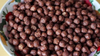 Mısır gevreği üzerine dökülen süt