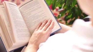 Kitap okuyan genç kız.