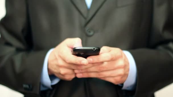 Επιχειρηματίας χρησιμοποιώντας το κινητό τηλέφωνο για την αποστολή μηνυμάτων κειμένου — Αρχείο Βίντεο