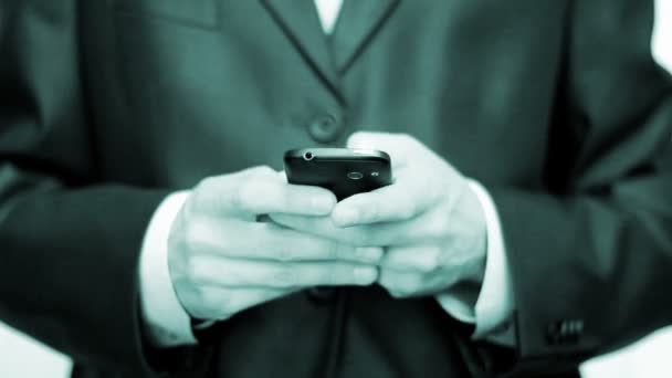 Бизнесмен использует мобильный телефон для обмена текстовыми сообщениями — стоковое видео