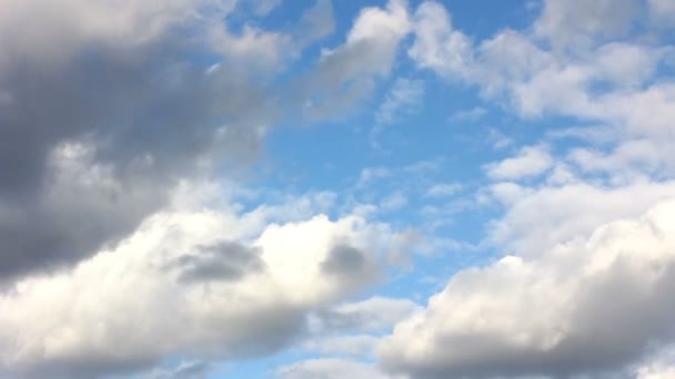 Čas vypršel klip z bílých nadýchaných mraků nad modrou oblohou — Stock video