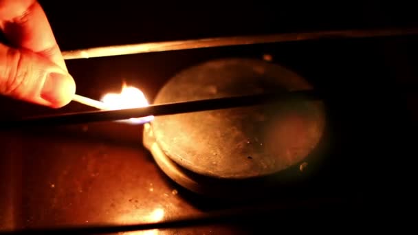燃气灶具黑色背景上的蓝色火焰 — 图库视频影像