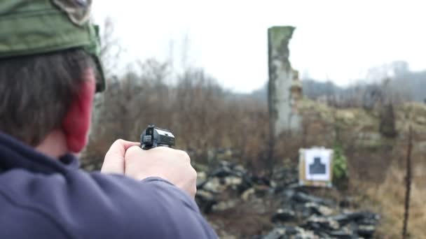 Schießen mit der Waffe — Stockvideo