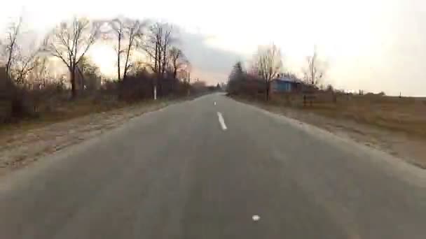 Condução ao longo da estrada rural — Vídeo de Stock