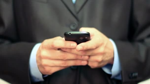 Бизнесмен с помощью мобильного телефона — стоковое видео