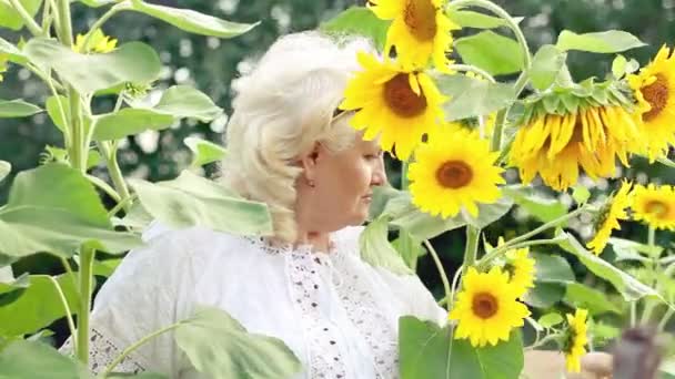 Vrouw in zonnebloemen — Stockvideo