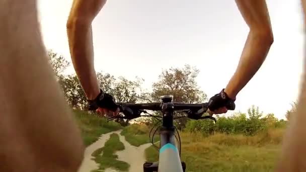 Cambio de marcha bicicleta mientras se monta — Vídeo de stock