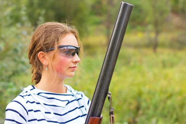 Mädchen mit einer Schrotflinte im Freien — Stockfoto