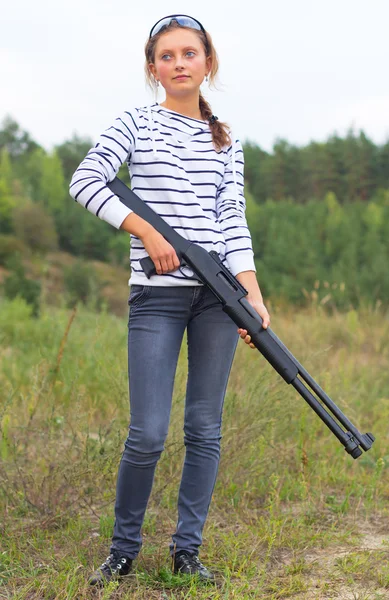 屋外で散弾銃を持つ少女 — ストック写真