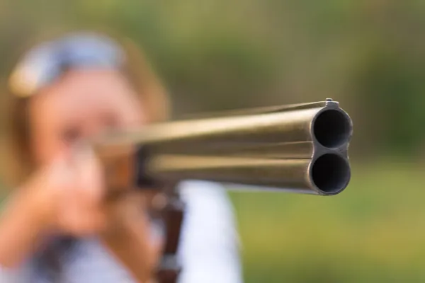 Uma jovem com uma arma para tiro armadilha — Fotografia de Stock