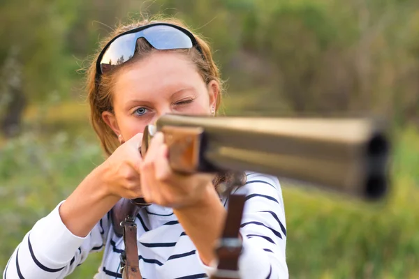 Mladá dívka se zbraní pro střelbu trap — Stock fotografie