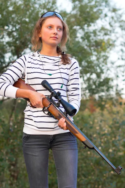 Chica con un rifle de francotirador — Foto de Stock