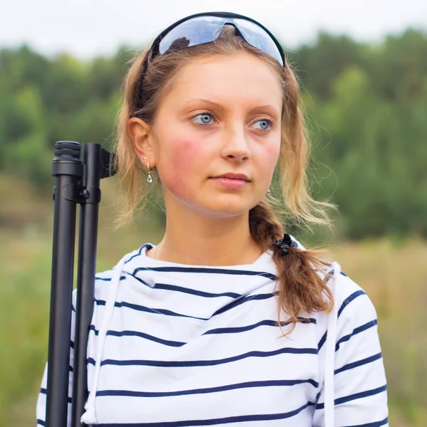 Fille avec un fusil de chasse dans un extérieur — Photo