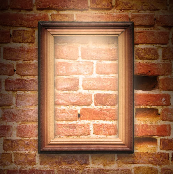 El marco de madera en la pared de ladrillo marrón —  Fotos de Stock