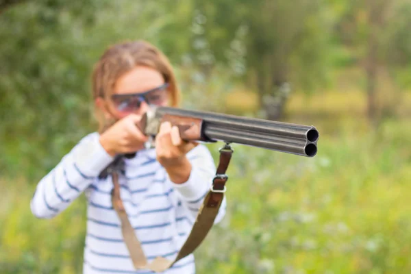 Mladá dívka se zbraní pro střelbu trap — Stock fotografie