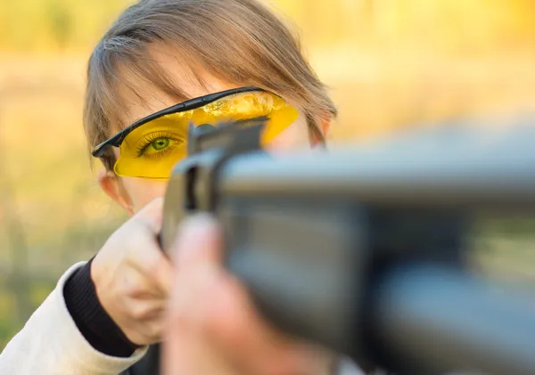 Ung vacker flicka med ett hagelgevär — Stockfoto