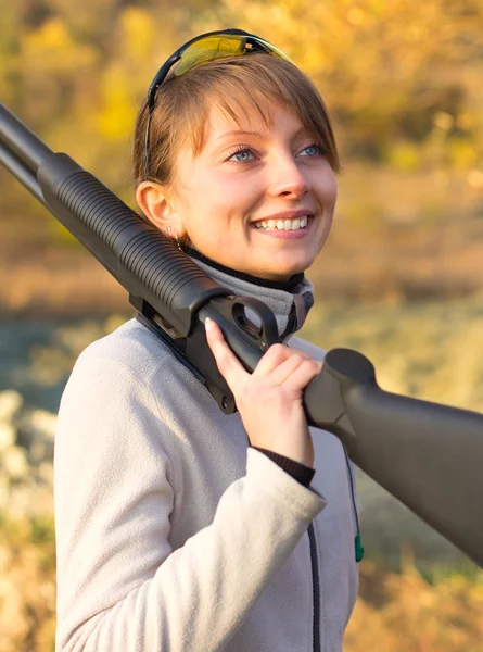 Ung vacker flicka med ett hagelgevär — Stockfoto