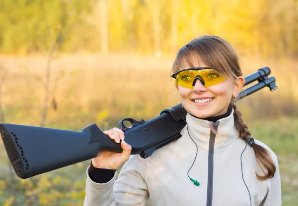 Girl with a shotgun — Stock Photo, Image