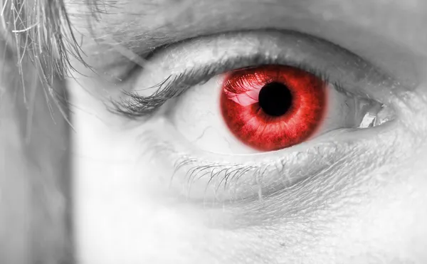 Primer plano el ojo de los vampiros rojos —  Fotos de Stock