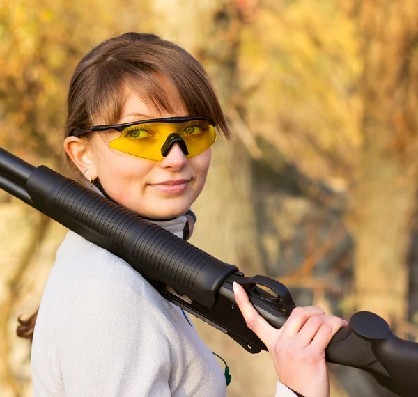 Girl with a shotgun — Stock Photo, Image