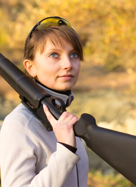 Young beautiful girl with a shotgun — Stock Photo, Image