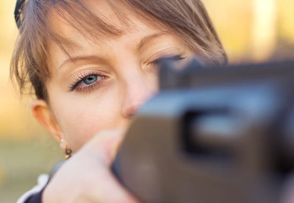 Chica joven con un arma para disparar trampa —  Fotos de Stock