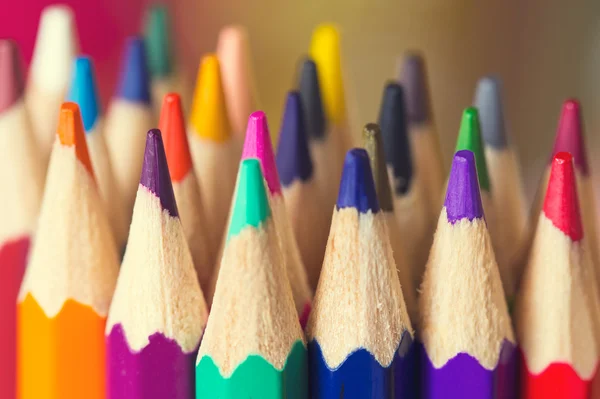 Fargede blyanter som kommer nærmere som bakgrunn – stockfoto
