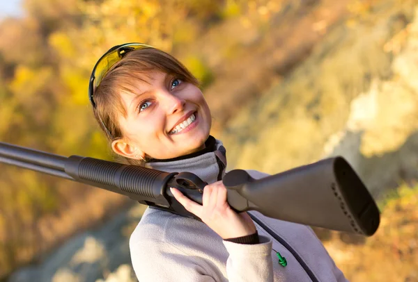 Young beautiful girl with a shotgun — Stock Photo, Image