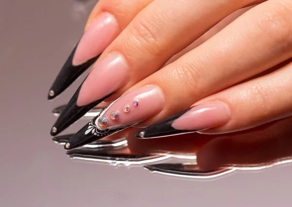 Manicure z odbicie w lustrze — Zdjęcie stockowe