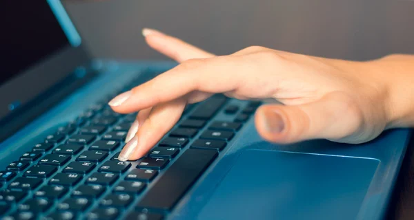 Primer plano manos femeninas en el teclado del ordenador portátil —  Fotos de Stock