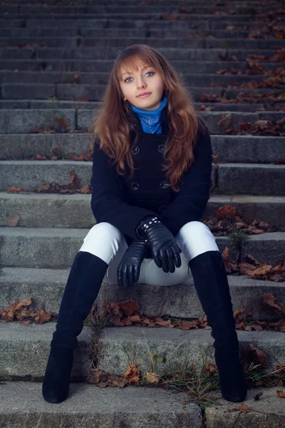 Retrato de uma menina nas escadas — Fotografia de Stock