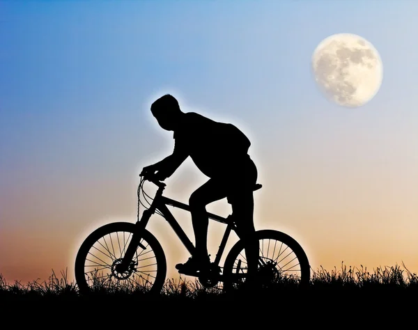 Silhouet van een fietser — Stockfoto