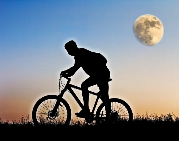 Silhouette eines Radfahrers — Stockfoto