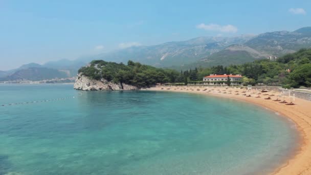 Rosa arena Milocher Beach Montenegro, 6 kilómetros al sureste de Budva — Vídeo de stock