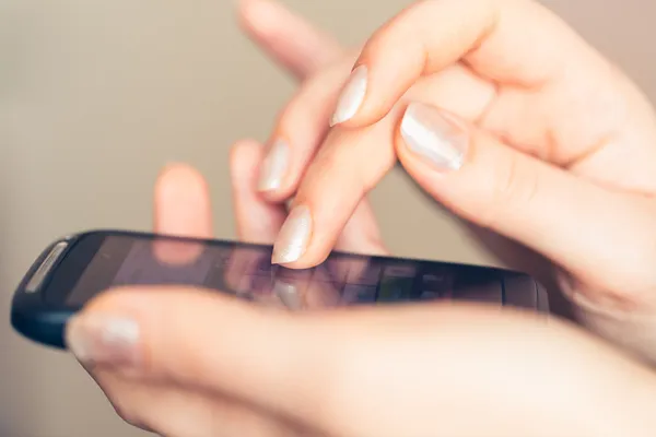 Teléfono de pantalla táctil en las manos — Foto de Stock