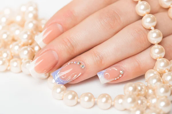 Belle mani femminili con manicure — Foto Stock