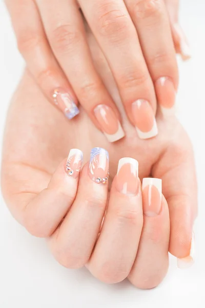 Belle mani femminili con manicure francese — Foto Stock