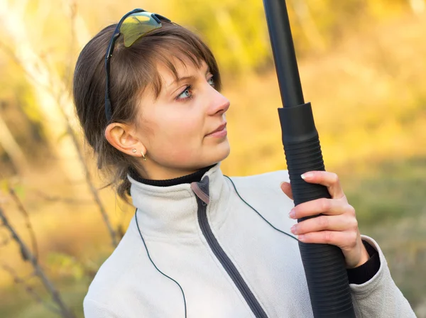 Junge schöne Mädchen mit einer Schrotflinte — Stockfoto