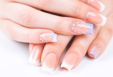 Manikürlü güzel kadın elleri