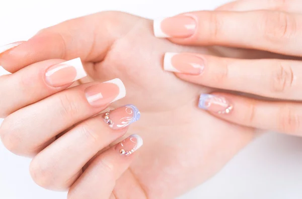 Belle mani femminili con manicure — Foto Stock