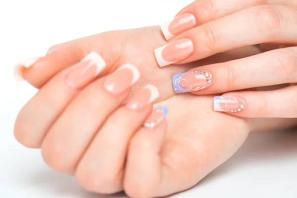 Belas mãos femininas com manicure francês — Fotografia de Stock