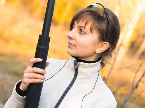 Young beautiful girl with a shotgun — Stock Photo, Image